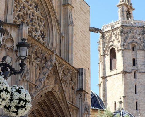 Dettaglio portale gotico della Cattedrale e campanile